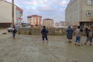 Beton Yol Yapım Çalışmaları Devam Ediyor